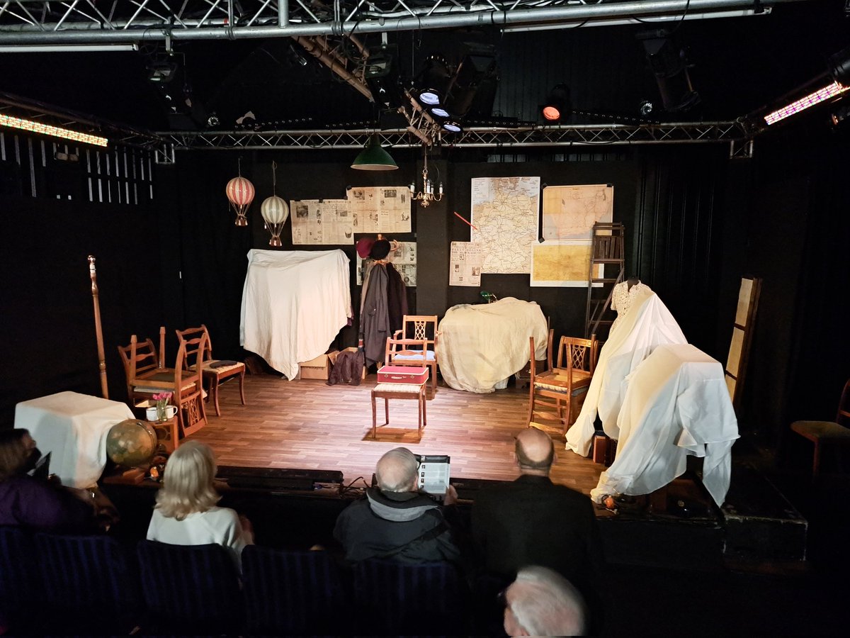 Yesterday afternoon @SharonNichoIson and I went to see @FinestHour3945 An absolutely brilliant production. Congrats to @stevedarlow the cast and all involved. Go to see it if you can. Ends on Sunday 26th. Photo of the set before start by permission