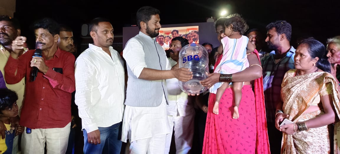 SBG4Hosakote's tweet photo. ಗ್ರಾಮಸ್ಥರಿಗೆ ಯುಗಾದಿ ಹಬ್ಬದ ಪ್ರಯುಕ್ತ ನೀರಿನ ವಾಟರ್ ಕ್ಯಾನ್, ರೇಷನ್ ಹಾಗೂ ಸೀರೆಯನ್ನು ವಿತರಣೆ ಮಾಡಿದೆ.
#TeamSBG #Hoskote #visittemple #ugadispecial https://t.co/2JsvLnvamM