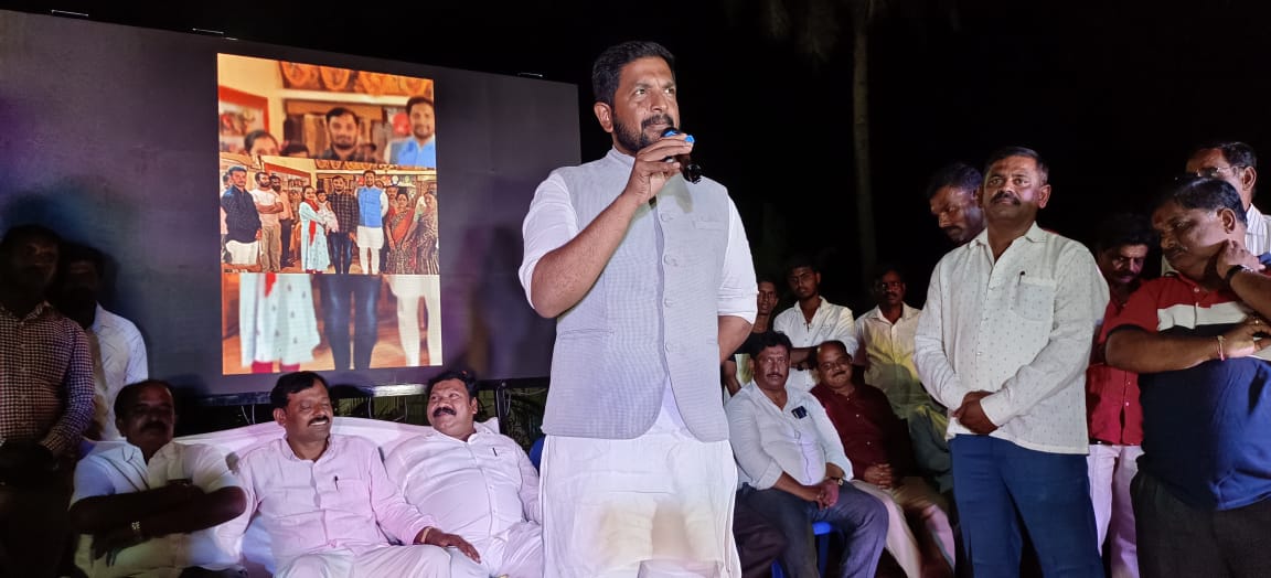 SBG4Hosakote's tweet photo. ಗ್ರಾಮಸ್ಥರಿಗೆ ಯುಗಾದಿ ಹಬ್ಬದ ಪ್ರಯುಕ್ತ ನೀರಿನ ವಾಟರ್ ಕ್ಯಾನ್, ರೇಷನ್ ಹಾಗೂ ಸೀರೆಯನ್ನು ವಿತರಣೆ ಮಾಡಿದೆ.
#TeamSBG #Hoskote #visittemple #ugadispecial https://t.co/2JsvLnvamM