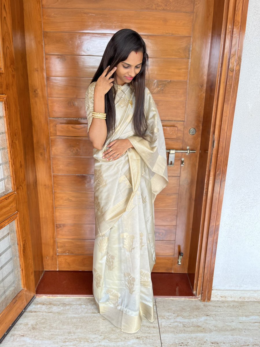 ARPIT_N_PATEL's tweet photo. Woh saree mein aayi nange paao, 
aur chaap dil pe chhod gayi ✨♥️🥀 https://t.co/NHFtl2zUKA