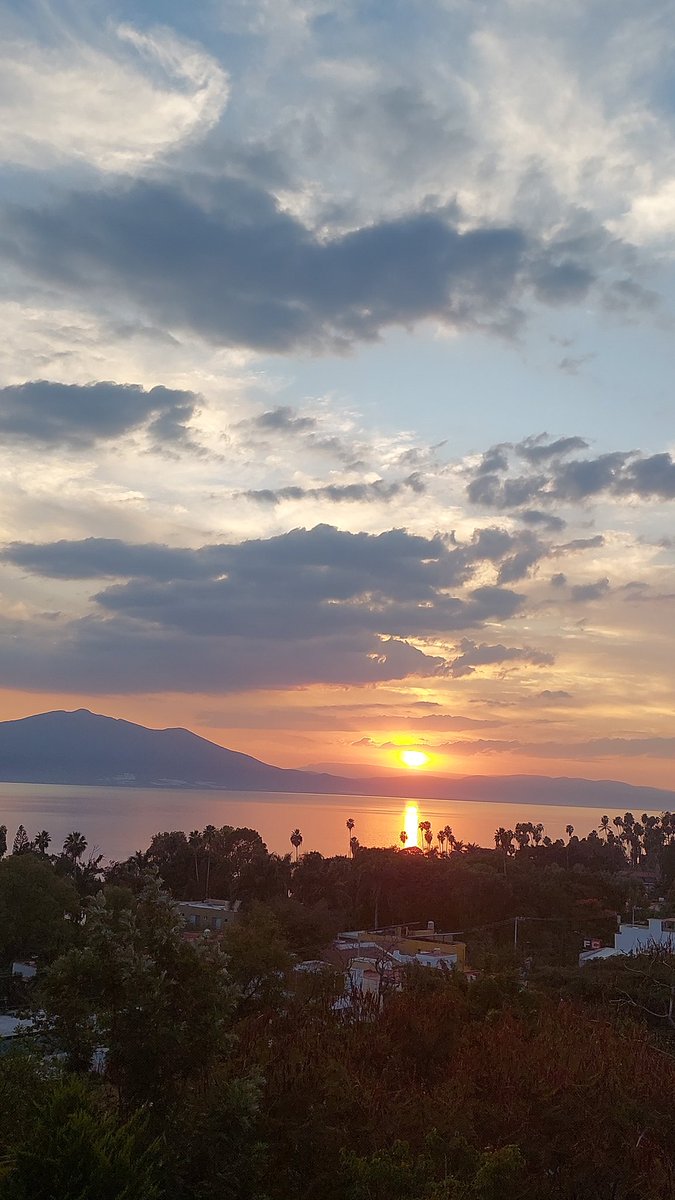 Quemar la imagen de cualquier persona es intolerable. El lenguaje de la violencia se ha extendido por el país. Hacemos un llamado a la serenidad y a la concordia. Súmate a este posicionamiento con una foto del México que quieres. 
#NoalOdio #SíalaPaz #NormaPina