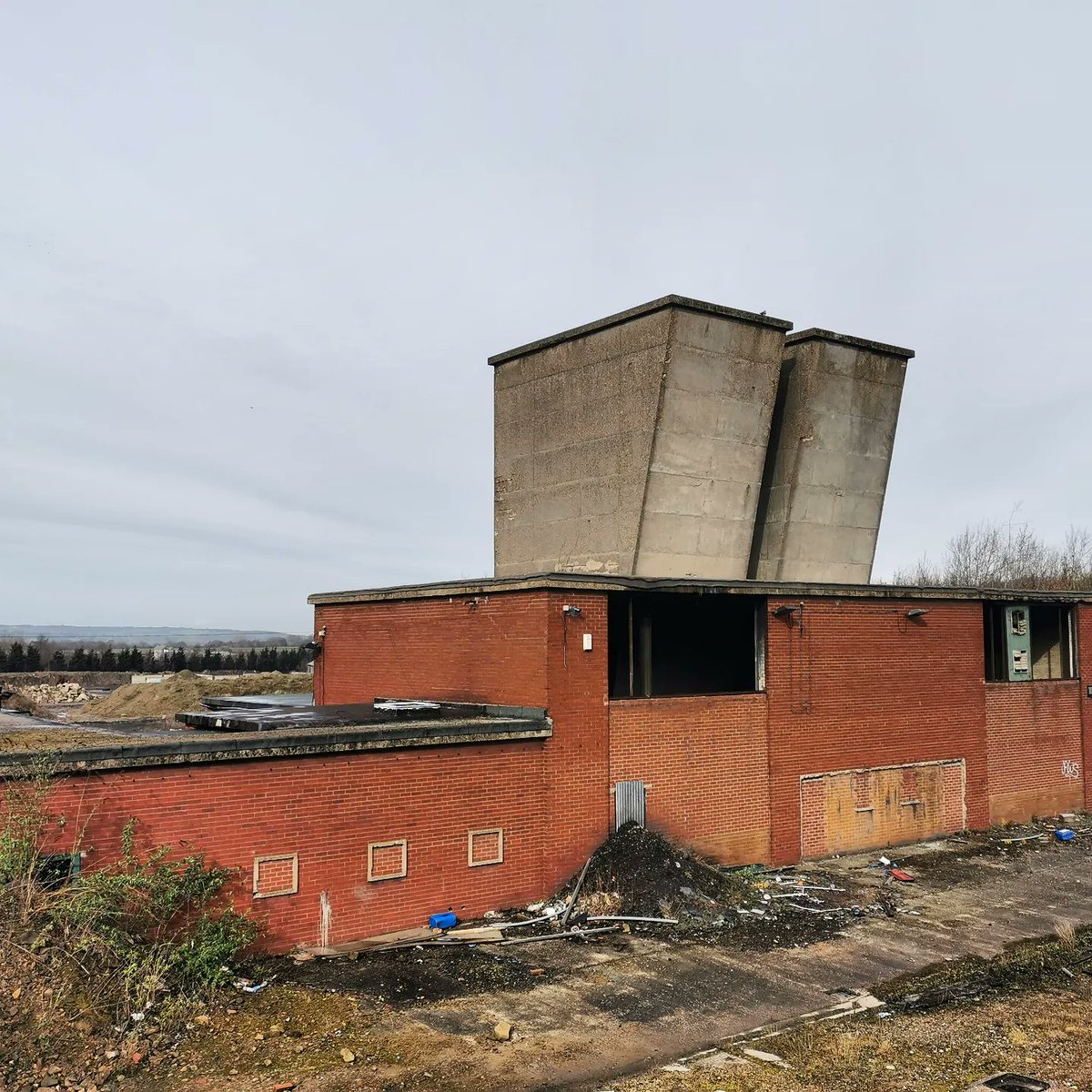AmateurRambler's tweet photo. From a recent trip to a conflicted landscape; nature and restoration is struggling to totally obliterate a recent industrial past-life.
#RabbitIngs #CountryPark #Royston https://t.co/wzlrPXymYS