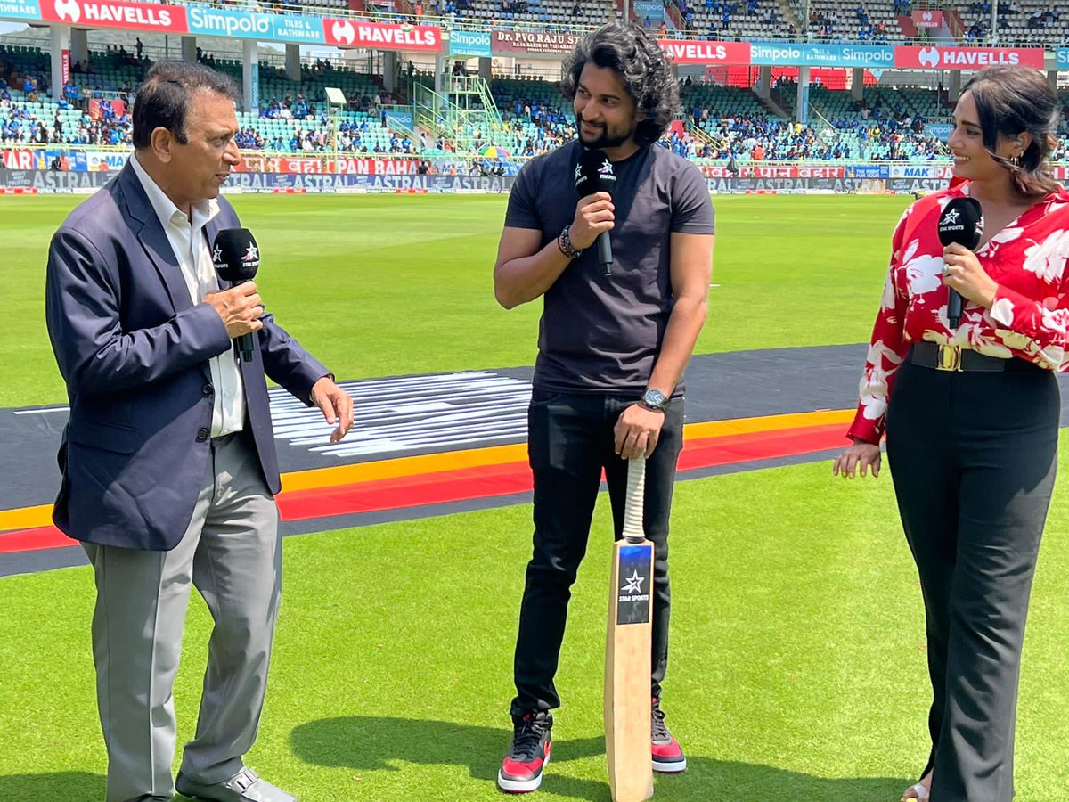 Cinefare9's tweet photo. Natural Star @NameisNani's batting stance looks on point! 😍
The #Dasara actor visits Visakhapatnam ground to support team India for the #IndVsAus match🔥💥
#Dasara 
#DasaraOnMarch30th
@NameisNani @KeerthyOfficial @odela_srikanth @Music_Santhosh @SLVCinemasOffl https://t.co/TyflipiDRi