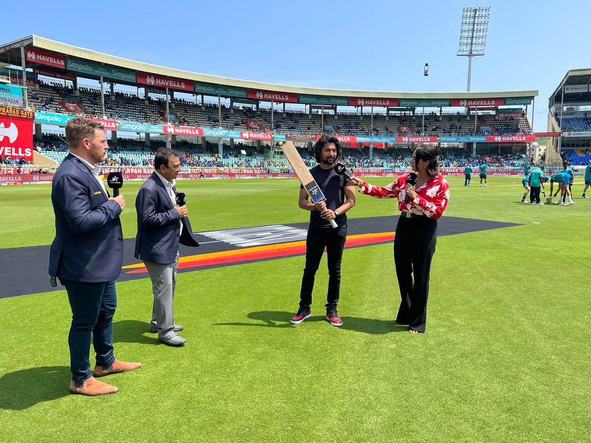 Cinefare9's tweet photo. Natural Star @NameisNani's batting stance looks on point! 😍
The #Dasara actor visits Visakhapatnam ground to support team India for the #IndVsAus match🔥💥
#Dasara 
#DasaraOnMarch30th
@NameisNani @KeerthyOfficial @odela_srikanth @Music_Santhosh @SLVCinemasOffl https://t.co/TyflipiDRi