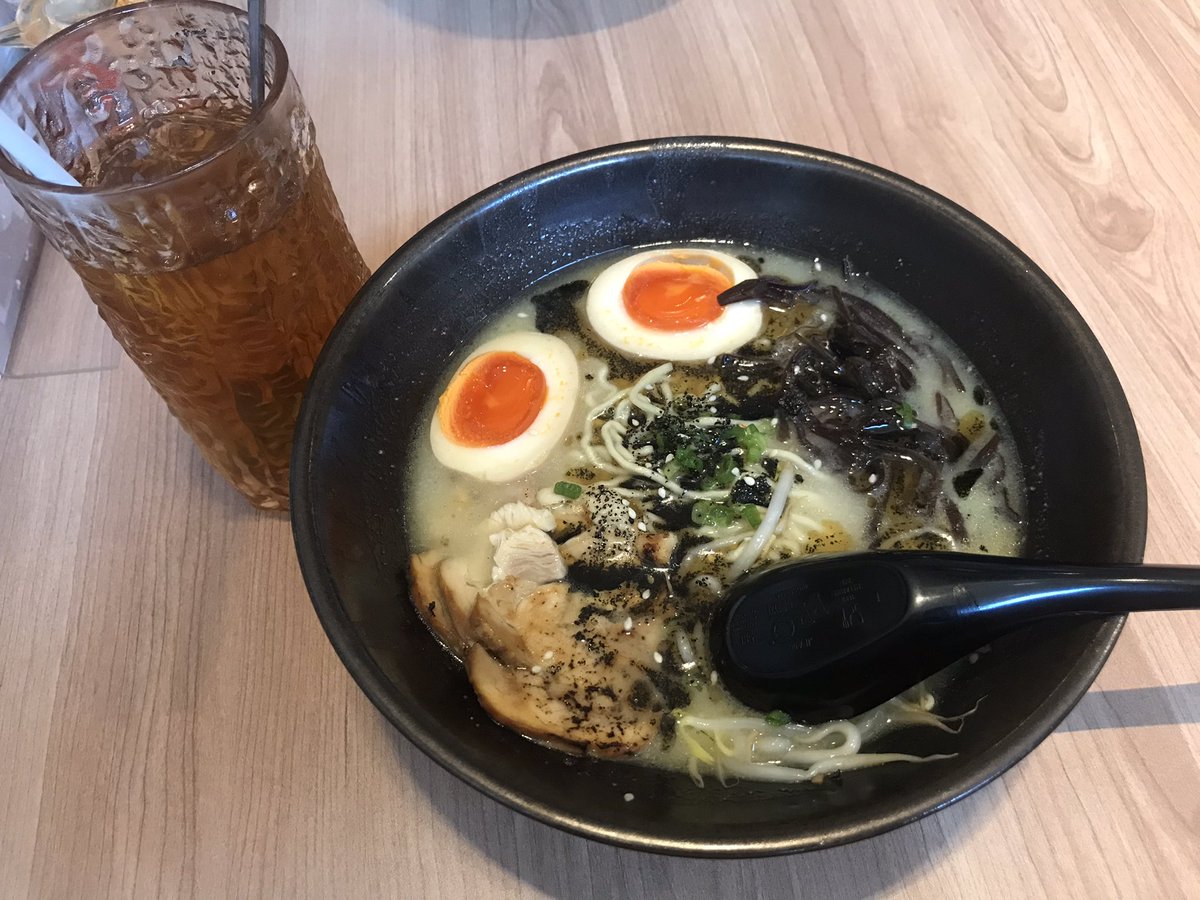 orangutan87's tweet photo. いちさんラーメンというローカルラーメン屋🍜
ニンニク油がしっかり薫ってウマイ。
この味で50000rp以下だから全然アリ！ https://t.co/okgWzFdZje