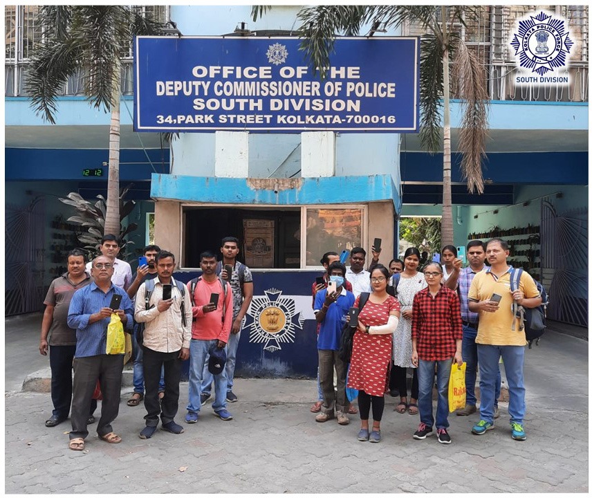 KPSouthDiv's tweet photo. #LostRecovered

Lost mobile handsets have been recovered and handed over to it's rightful owners after observing all legal formalities.

@CPKolkata @KPDetectiveDept @KolkataPolice https://t.co/Mq4eLhapK2