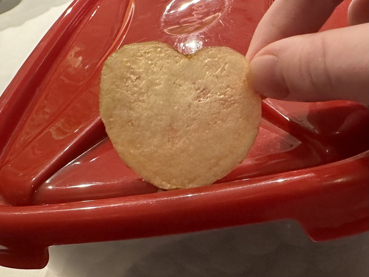 markhawtin100's tweet photo. Heart shaped crisp! @walkers_crisps https://t.co/nTf8qLOqBS