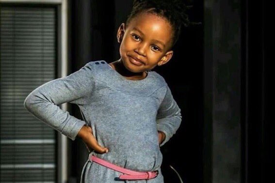 kbee_oracle's tweet photo. It's so funny that there is suddenly a working force during #NationalShutdown , I think we should consider it as our everyday thing because we suddenly have working electricity, visible police force and SANDF because they are dysfunctional at the border gates. Thanks to EFF https://t.co/HTydbZXvmQ