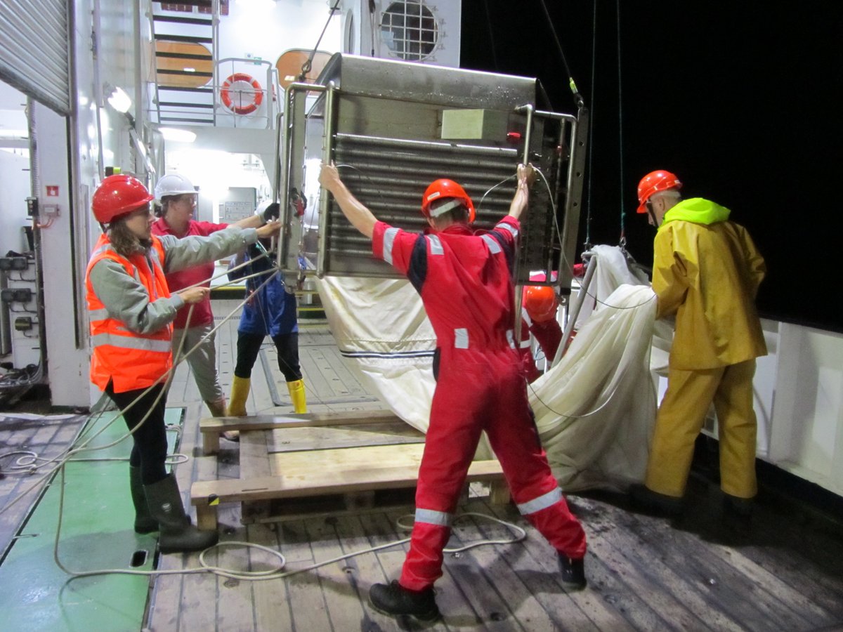 AMT_Ocean's tweet photo. Dan Mayor, Kathryn Cook (Uni Exeter), Eloise Savineau (Uni Southampton) and Prima Anugerahanti (Uni  Liverpool) recover the mammoth net with the crew each day at 03:00 to sample zooplankton at specific depths in the water column. @PlymouthMarine, @CLASS_UKRI, #AMT30, #NEODAAS, https://t.co/raZIOycERQ