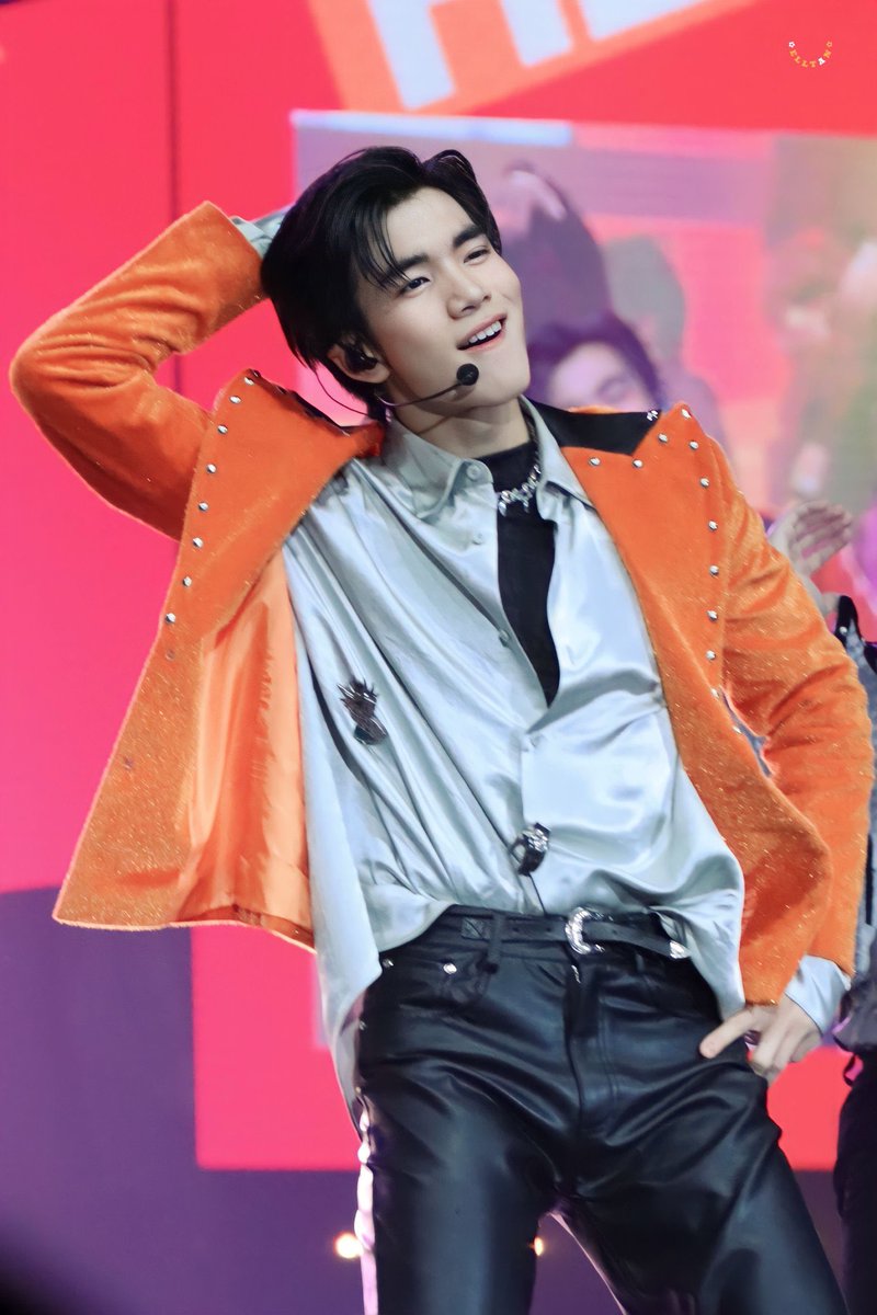 tawattanism's tweet photo. fourth performing stand by หล่อ ; a fancam thread 

[ #MySchoolPresidentOnStageD1 
#MySchoolPresidentOnStageD2 ] https://t.co/666OI5QWI6