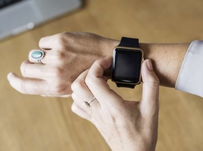 PDUmorista's tweet photo. Si chiama"#Mobileangel", ed รจ uno smartwatch antiviolenza, che viene consegnato alle vittime di maltrattamenti per segnalare situazioni di pericolo.
A indossarlo"per prima"una donna di 36 anni che vive a #Napoli.
Certo che se inizi questa sperimentazione a Napoli, non ne esci piรน https://t.co/NrNBviqoP1