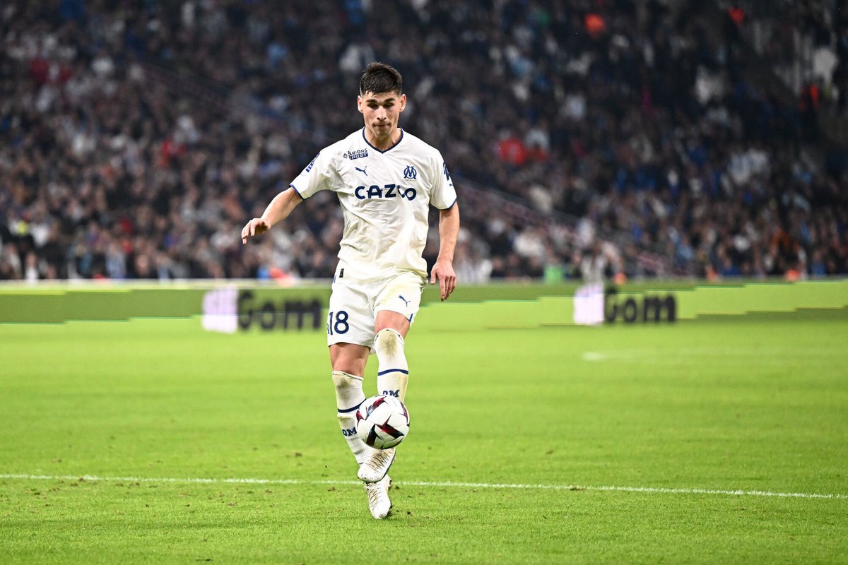 FadadelOM_'s tweet photo. Question : Selon vous, qui est le meilleur tireur de coup franc entre Alexis Sanchez et Malinovskyi ? #TeamOM 

❤️ : Sanchez

🔃 : Malinovskyi https://t.co/le6sdHZl6v