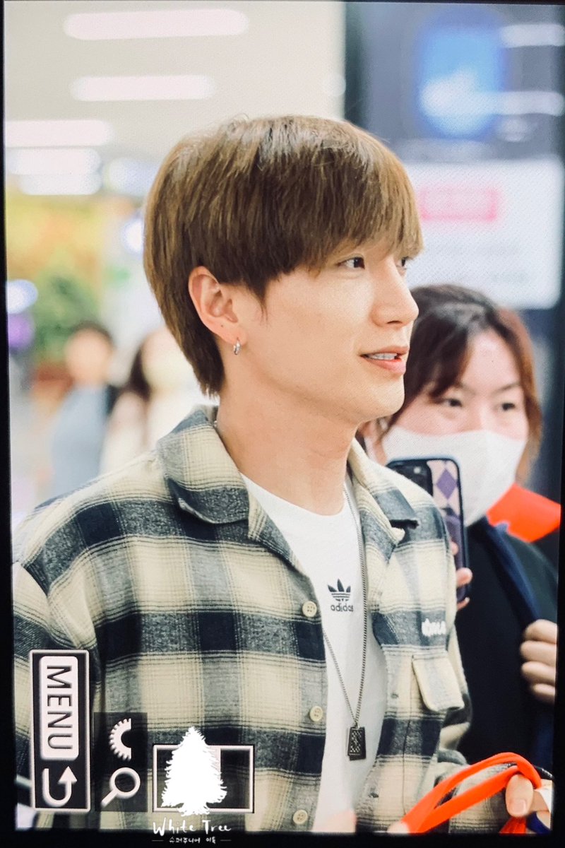 230320 입국
💙💙💙

#이특 #LEETEUK #イトゥク #利特 #슈퍼주니어 #SUPERJUNIOR <a href="/special1004/">Lee Teuk</a>