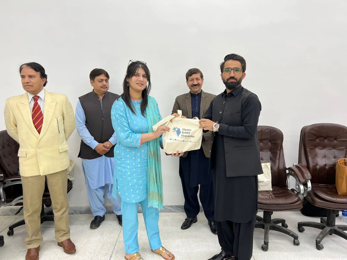ModelCCI's tweet photo. Dr. Muhammad Khan, Director Academics #IIUI, Dr. Akhlaq Ahmad, Chairperson, Department of Sociology IIUI and Mr. @Lal_Zamaan from @HSF_Pakistan distributed #certificates among the participants.

More pictures of the event at: https://t.co/2UMpYCm70y https://t.co/zVkeMcBSZO