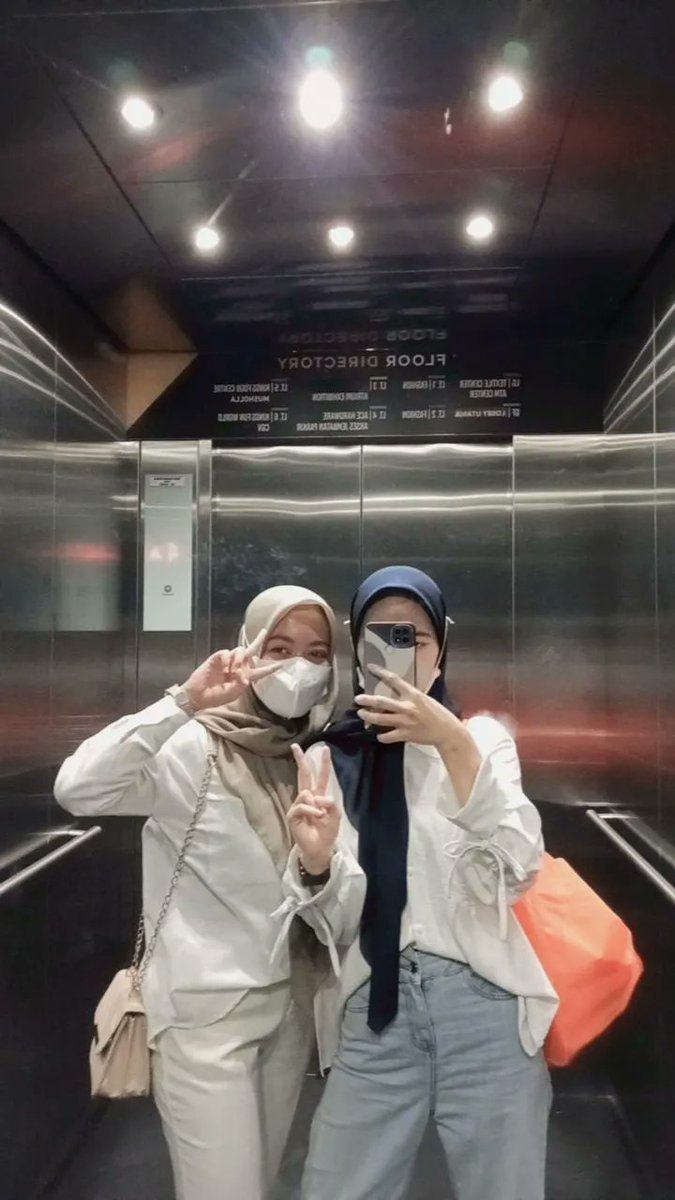 p_widia661's tweet photo. With friend dulu 😌

#friends https://t.co/oEG8Ew2DAe