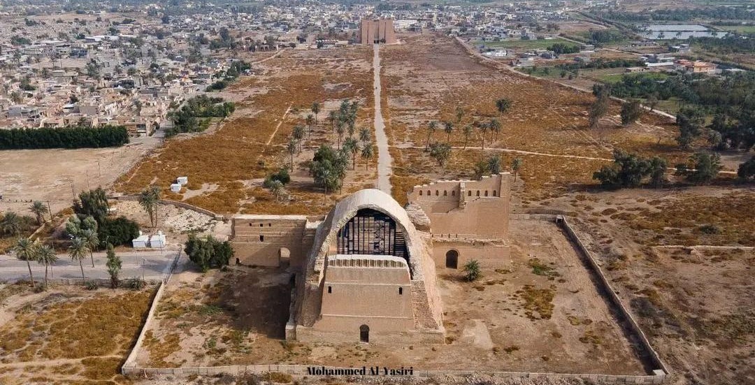 تاق خسرو
کتسپون [تیسفون] پایتخت ۸۰۰ ساله شاهنشاهی پارت و ساسانی در ایالت آسورستان بود. ایوان مدائن کاخ بارعام انوشیروان و محل برگزاری جشن #نوروز بوده. پرده زربافت و جواهرنشان بهارخسرو از دیوار کاخ و پشت شاهنشاه آویزان بود. اینجا غم‌انگیزترین و برجسته‌ترین یادگار ایرانشهر است.