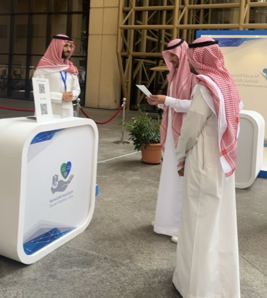 SSC_ksu's tweet photo. مشاركة نادي الدراسات الاجتماعية باليوم العالمي للخدمة الإجتماعية مع @KSUINFO بالبهو الرئيسي @_KSU https://t.co/vMGCrFARsx