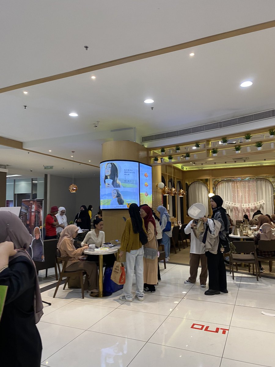 nazjiya's tweet photo. Also i did managed to also singgah #PreciousTimeWithMingyu CS!!! Love the decos of my baby so much! ❤️😍 https://t.co/Vg7UfEf97Z