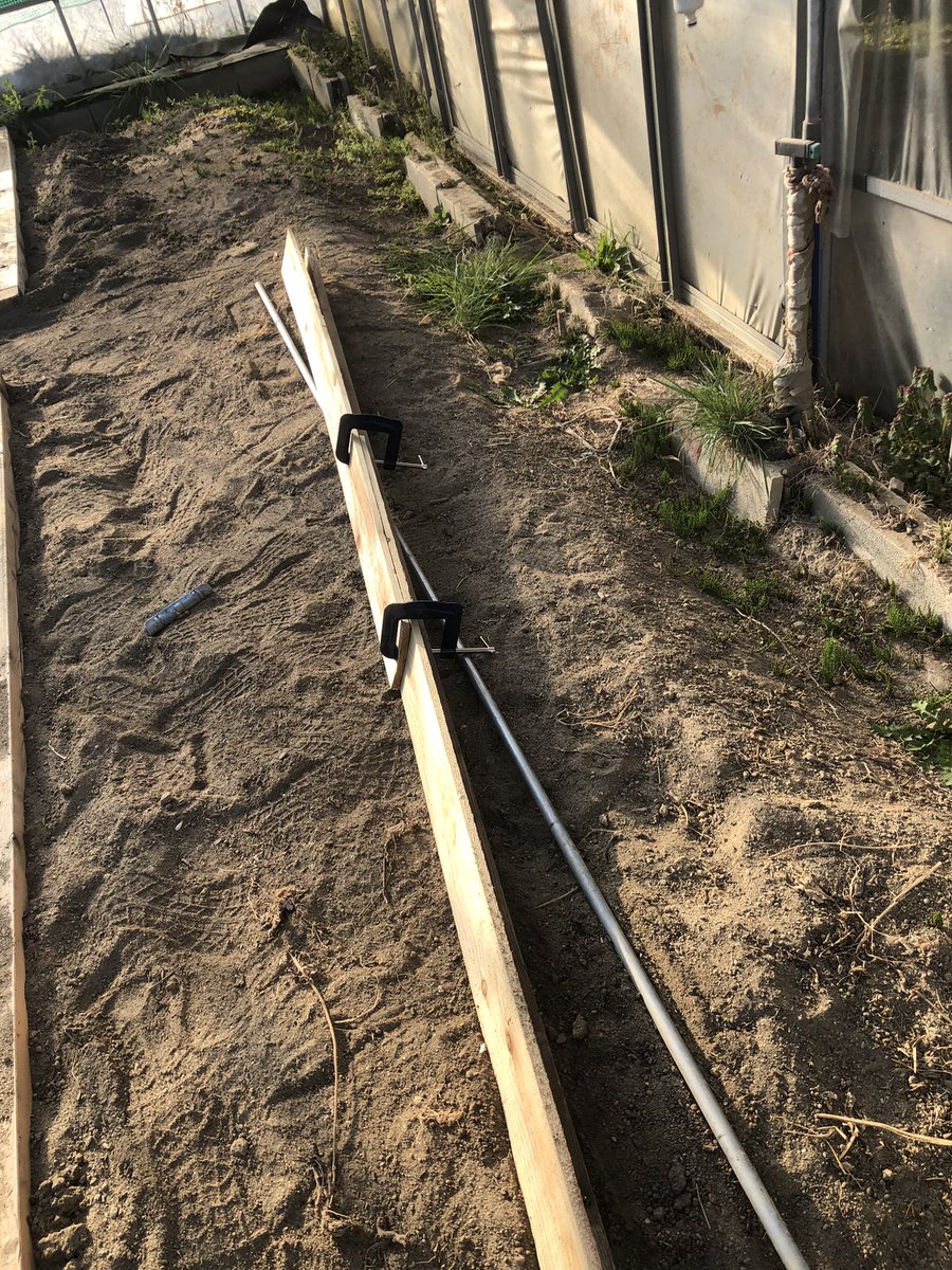 suitou_team's tweet photo. 稲のプール育苗に向けて、土を慣らし板を制作中❗️

まだ途中だけど💦

ネットで見たのを参考に‼️
(た) https://t.co/xDodbkRcvA