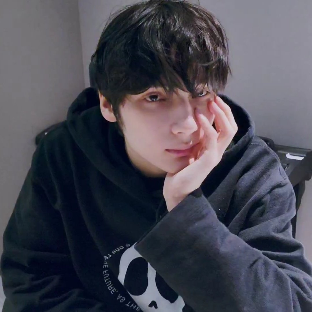 EBOYHYUKA's tweet photo. he's so https://t.co/YYWJHKnGz1