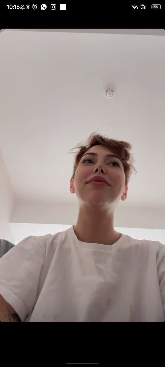 Sarhoş hali mi doğal hali mi çözemedim. Kısmetse olur yıpratır, örnek şekil a