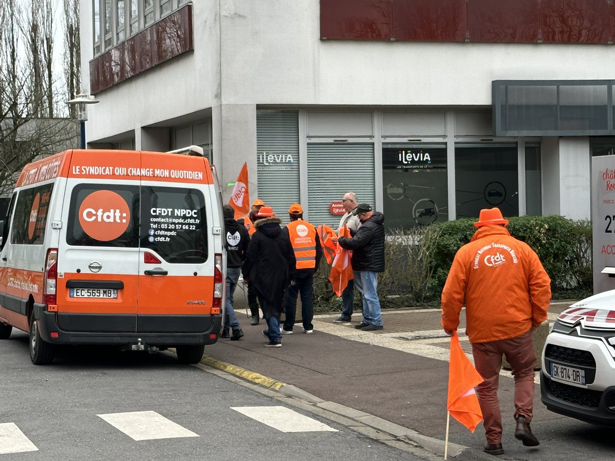 CfdtIlevia's tweet photo. CFDT ilevia à Château Rouge pour attendre nos Dirigeants 😁 https://t.co/Vdxd8k5abA
