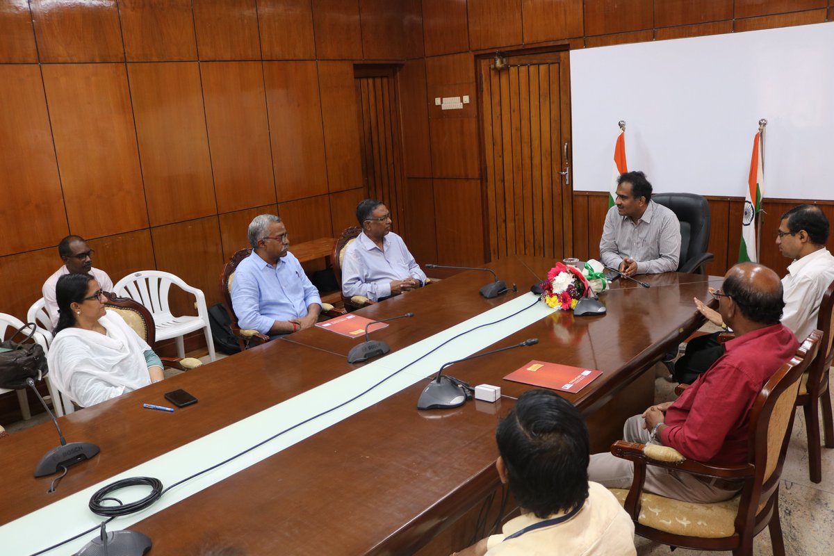 clriindia's tweet photo. The signing of a Non-Disclosure Agreement for the Fabrication of GLOVES based on the design developed by CSIR-CLRIbetween @clriindia &amp; M/S Dhandapani Exports Pvt. Td., Chennai.The development of GLOVES was carried out under the CHILLS Project @kjsreeram @CSIR_IND @VigyanPrasar https://t.co/tm2y0G5UbU