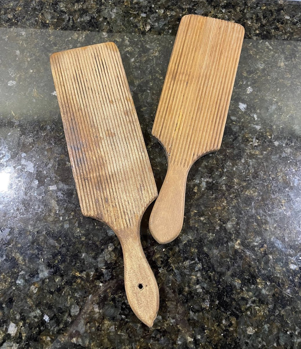 sarahhuntantiq's tweet image. Today’s #mhhsbd #AlphabetChallenge letter is T for treen! Treen (literally &quot;of a tree&quot;) is the generic name for small handmade functional household objects made of wood etsy.com/uk/shop/SarahH…