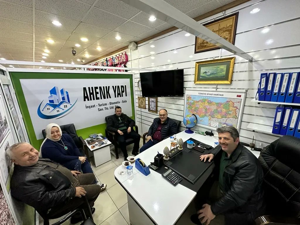 Kutlu davamızın büyük emektarlarından olan ve AK Parti teşkilatımızın bir önceki dönem yönetim kurulu üyesi olan Ahenk Yapının sahibi Mustafa Pekcetin ve kıymetli ortağı İbrahim Ceyhan'ı ziyaret ettik. Nazik misafirperverliklerinden dolayı teşekkür ederiz.
#AkParti #Manisa