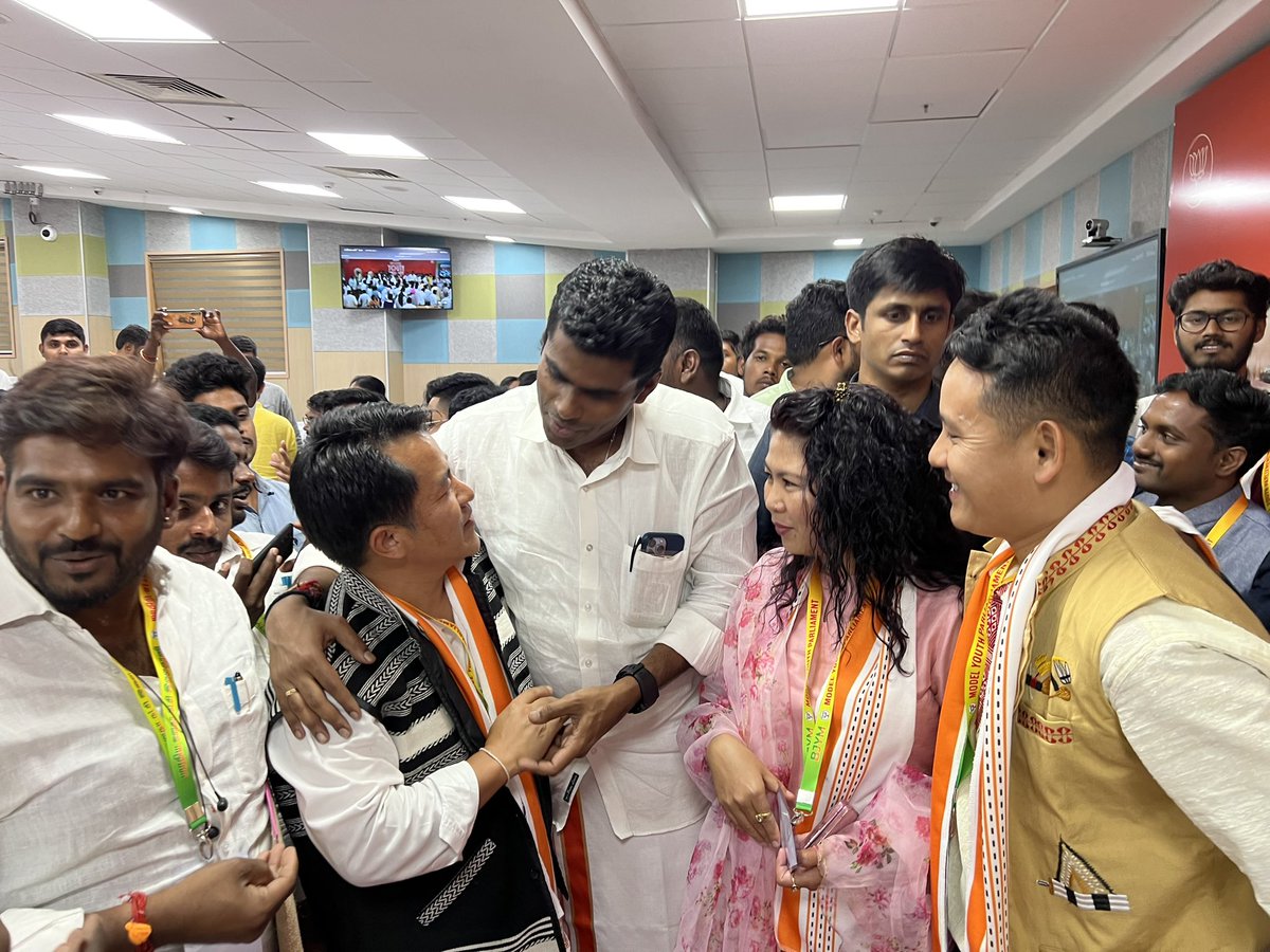GunuLinggi's tweet photo. Met State President of @BjpTamilnadu @annamalai_k and felt like a long lost brother. His conviction for bringing change in the politics of TamilNadu is great. The ideals he preaches and practices is a benchmark for every politician. #BjymYouthParliament https://t.co/HBk24iVGTd