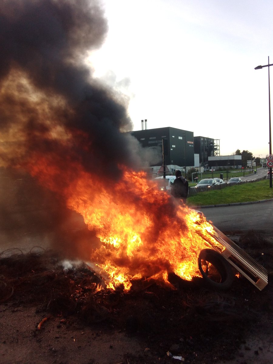 ContreAttaque_'s tweet photo. 🔴Ce lundi à Nantes : durcissement des blocages.
Les sites de collecte des déchets de la métropole sont bloqués. Un incinérateur a dû être mis à l'arrêt.
Blocage également devant la régie de l'eau. Blocages routiers.
90% des sites de Nantes Métropole a l'arrêt. https://t.co/J9NbM2W5Mj