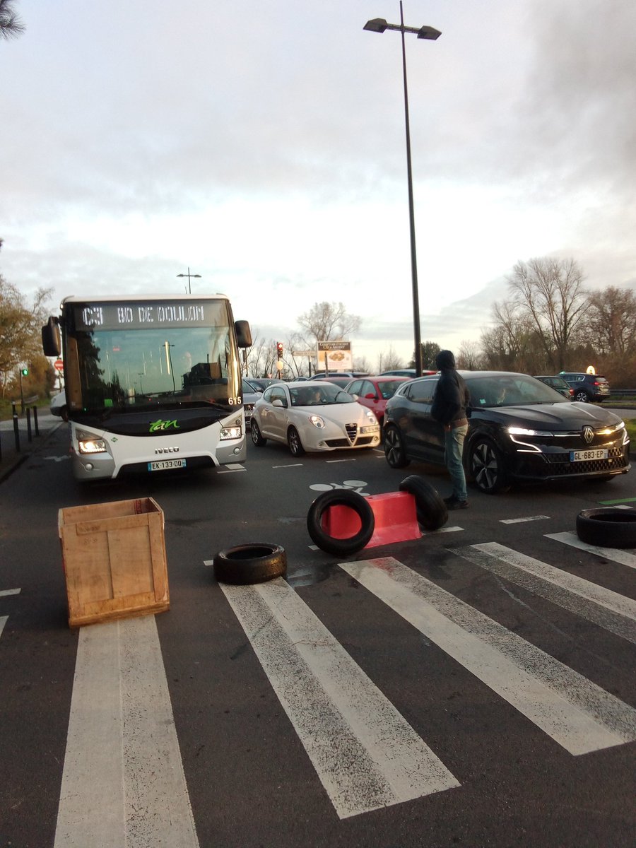 ContreAttaque_'s tweet photo. 🔴Ce lundi à Nantes : durcissement des blocages.
Les sites de collecte des déchets de la métropole sont bloqués. Un incinérateur a dû être mis à l'arrêt.
Blocage également devant la régie de l'eau. Blocages routiers.
90% des sites de Nantes Métropole a l'arrêt. https://t.co/J9NbM2W5Mj