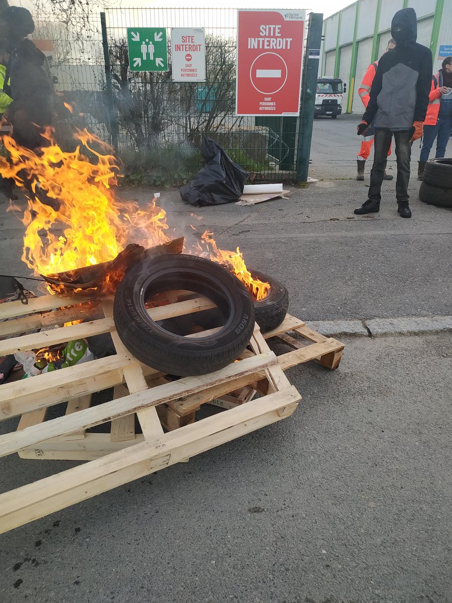 ContreAttaque_'s tweet photo. 🔴Ce lundi à Nantes : durcissement des blocages.
Les sites de collecte des déchets de la métropole sont bloqués. Un incinérateur a dû être mis à l'arrêt.
Blocage également devant la régie de l'eau. Blocages routiers.
90% des sites de Nantes Métropole a l'arrêt. https://t.co/J9NbM2W5Mj
