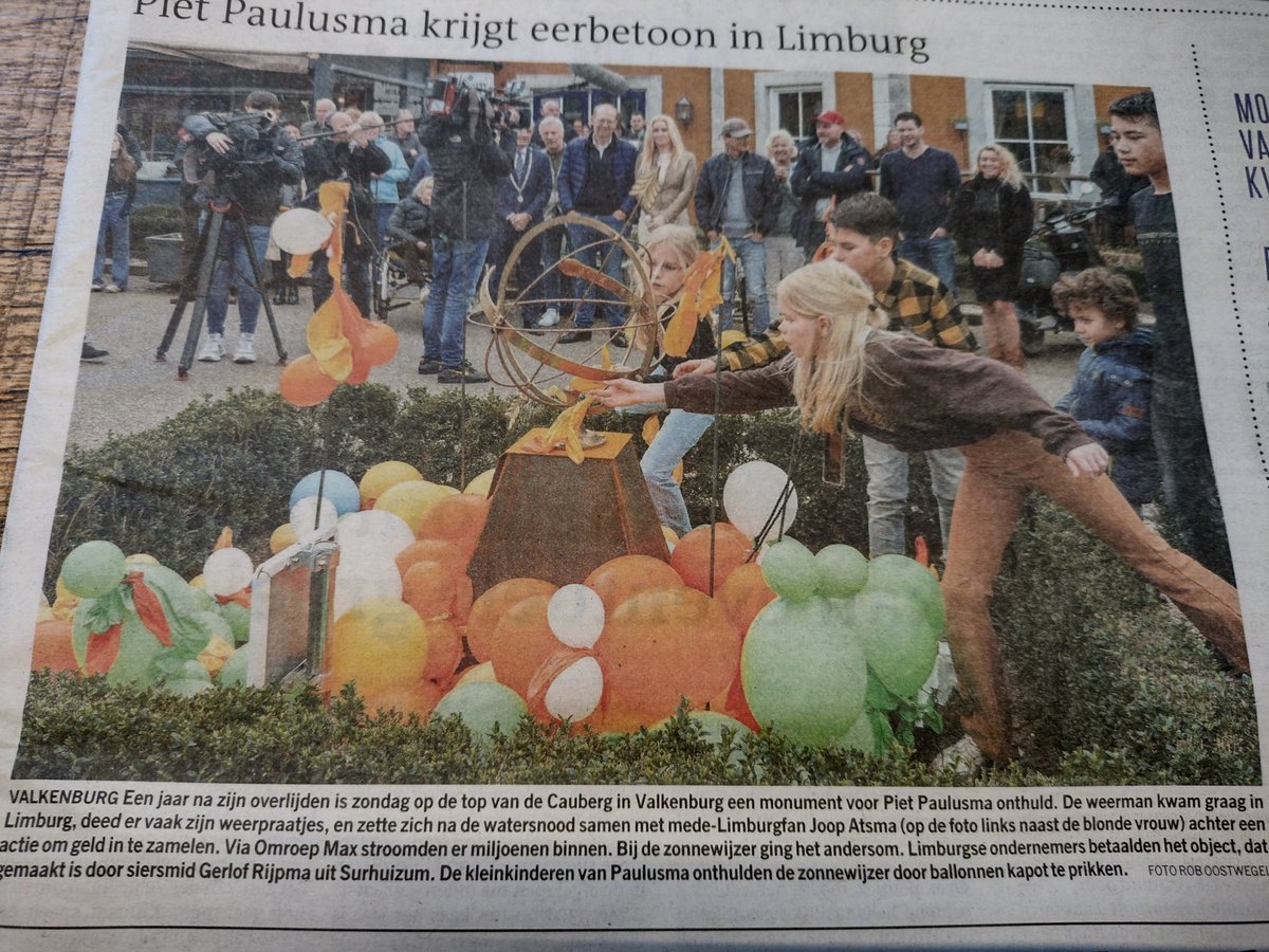 SytzeDijkstra's tweet photo. "naast de blonde vrouw" ?????? @lc_nl https://t.co/Qh5w4qJ5PG