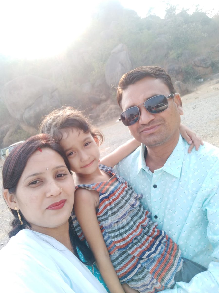 RaviSahuINC's tweet photo. “जब से तू आई है बेटी
          मेरे जीवन में बहार छाई है
सिर्फ मेरी बेटी नही है तू
          मेरे जीवन की परछाई है !!”
मेरी प्यारी बिटियां रानी ( #सोना_साहू ) को जन्मदिन की अनंत शुभकामनाएं व बधाई https://t.co/9U9nbcBTad