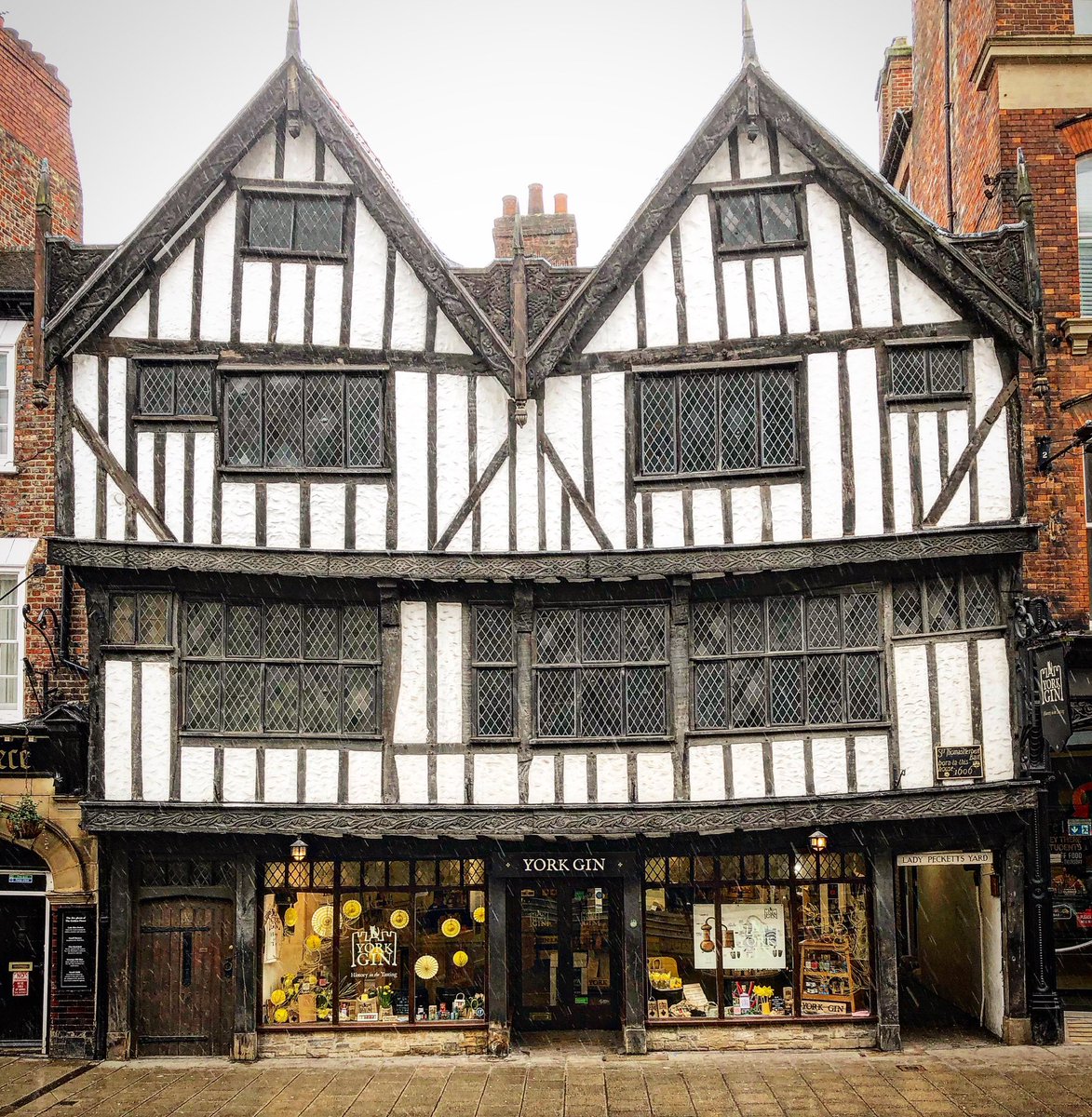 #walkingtour introducing you to #York‘s most iconic sights - such as this - and hidden gems … one step at a time

#tour #vacation #visityork #loveyork #EnglishTourismWeek23