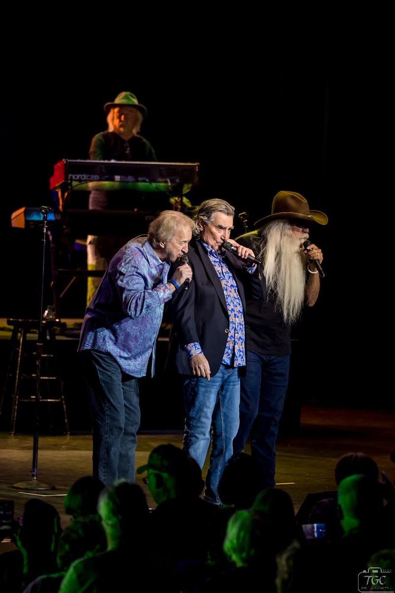 You've heard of Three Coins in a Fountain? Well, this is Three Oaks in the Mansion! @oakridgeboys @DUANEALLEN @RASterban @wlgolden @MansionTheatre #ExploreBranson