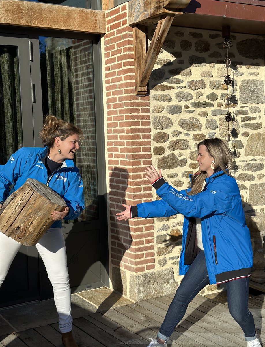 DefiVoileSEP's tweet photo. 🏁 PASSAGE DE RELAIS ASTRID >> ELEONORE ! 🏁
 
Le DVSEP a le plaisir de compter désormais dans ses rangs Eleonore Bianéis pour succéder à @Astrid__VDH en logistique et communication.
Bon vent Astrid pour tes nouvelles aventures et welcome Eleonore dans la blue dream team ! 🔵 💪 https://t.co/02fSVMJbCT