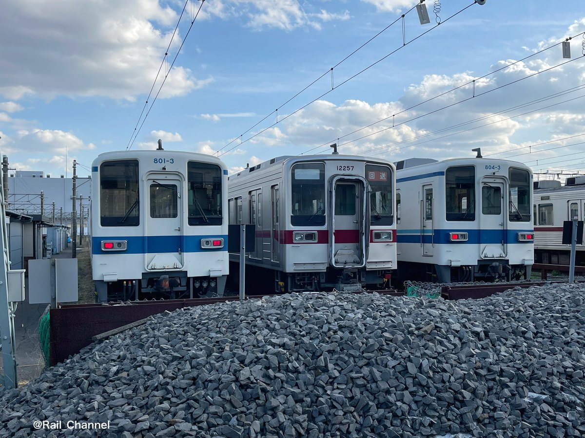 Rail_Channel's tweet image. 2023.3.20の #春日部支所
今日も #801F #804F #11203F が居ますね。18日もこの3編成が居たわけだから、館林ワンマン車の出入りは不定期？ 夜中とかどうなってるか気になりますね。別の時間帯に入出庫があるのか？ あ、これ書いてるうちに #205F が入庫

#800型 #10000型 #10030型 #11257F #11267F