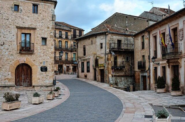 LosPueblosmbe's tweet photo. Sepúlveda (Segovia) aúna historia, arte, gastronomía, naturaleza, cultura inmaterial y cultura viva. Recorrer sus calles, caminos, nos permite adentraremos en su historia, sus enigmas, sus iglesias románicas, sus palacios, sus fueros, en su aire, en su luz, y en su silencio. https://t.co/rJwwjpWPHw