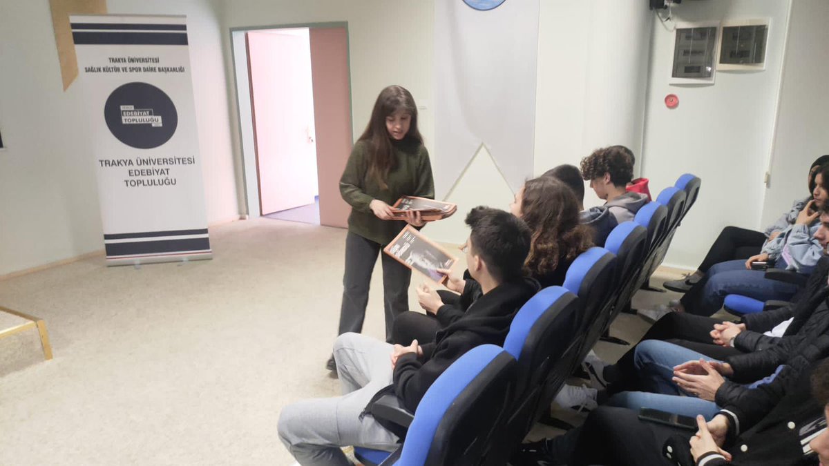 edebiyatrakya's tweet photo. Üniversitemizi ziyaret eden lise öğrencileri ile bir araya geldiğimiz güneşli bir günden merhaba 😊Edebiyat topluluğumuzu tanıttığımız, hayallerimizi ve hedeflerimizi paylaştığımız güzel bir etkinlik gerçekleştirdik.🌻
@ErhanTabakolu @trakya_univ https://t.co/OH9BDiW3Bm