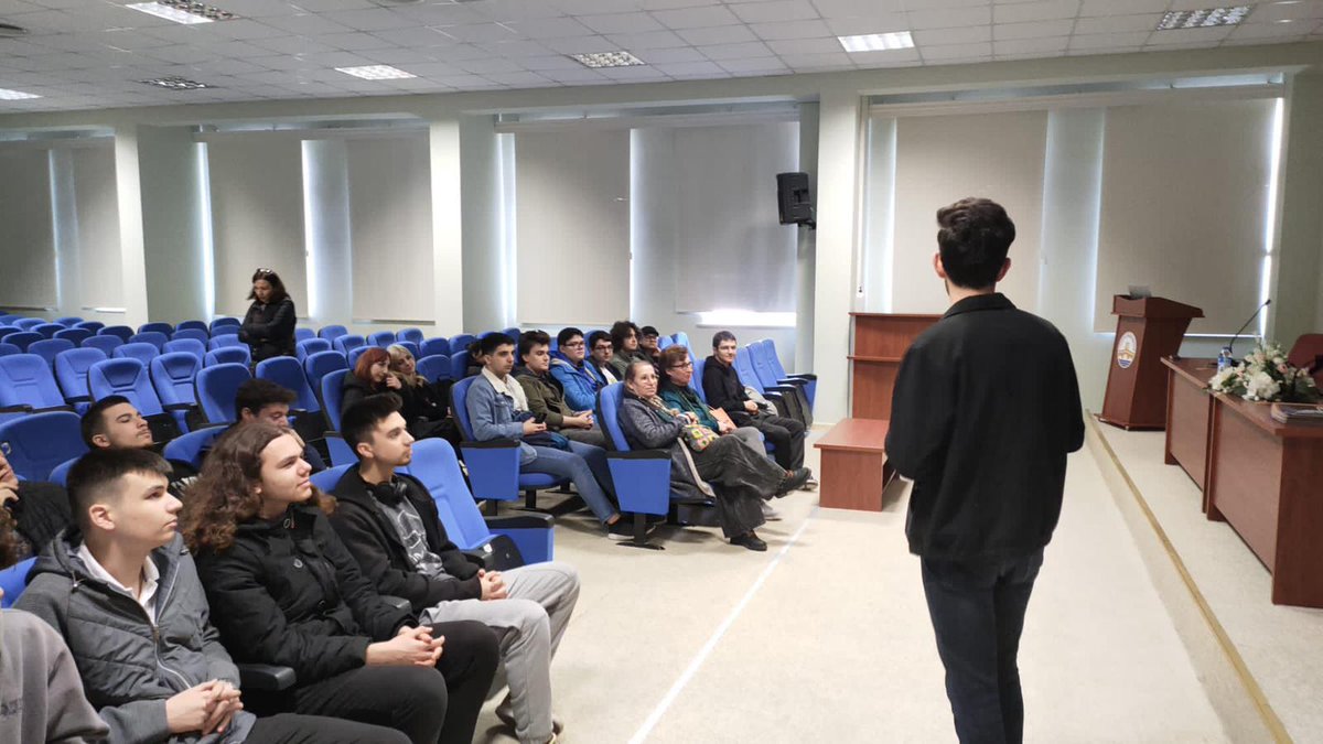 edebiyatrakya's tweet photo. Üniversitemizi ziyaret eden lise öğrencileri ile bir araya geldiğimiz güneşli bir günden merhaba 😊Edebiyat topluluğumuzu tanıttığımız, hayallerimizi ve hedeflerimizi paylaştığımız güzel bir etkinlik gerçekleştirdik.🌻
@ErhanTabakolu @trakya_univ https://t.co/OH9BDiW3Bm