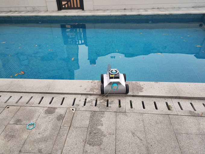 On location reviewing a pool cleaning robot, it's little chilly for swimming so no bikini😅 https://t