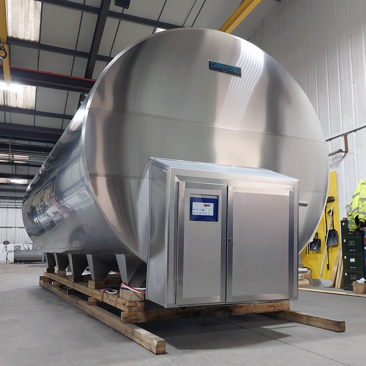 Latest quality milk vessel, just before wrapping up in dispatch. 

Our DX-FF range of bulk milk tanks are designed to offer extreme efficiency and outstanding reliability. 

#manufacturemonday #manufacturingmonday #fabdec #darikool #stainlesssteel #darikool #dairyfarming #ukmfg