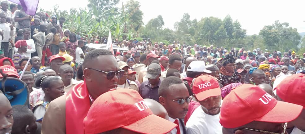 namegabelucky3's tweet photo. 🔴UNC/WALUNGU Processus électoral : Enrôlement ce dimanche du Kamerhiste BANYWESIZE BYAMUNGU JACQUES, Conseiller du président national @VitalKamerhe1 sest enrôlé ce dimanche EP MULAMBA.
Il était accompagné par:
VP hon.Yabe NTAYINTUNDA, IRENGE #CISHUGI LIEVAIN, #Claude Kulondwa https://t.co/BgYBBQmbN9