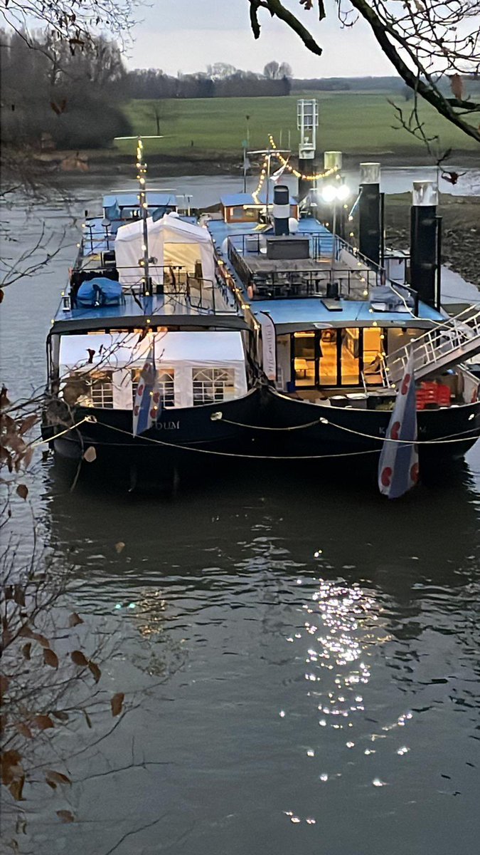 #Crisisnoodopvang | Sinds december 2022 lagen er 2 schepen aan de meerpalen in de IJssel in Dieren voor de opvang van 80 vluchtelingen. Zoals afgesproken was deze opvang voor 3 maanden. Afgelopen zaterdag vertrokken de laatste vluchtelingen en vandaag gaan ook de schepen weg.