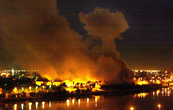 farida_megdoud's tweet photo. #Irak2003, sur la base d'un mensonge, celui d'abriter des armes de destruction massives, le peuple irakien subissait un nlle fois le terrorisme massif de l'État le plus puissant de la planète. Déluge de feu, destruction... engendrèrent un chaos dont le pays est tjrs victime. https://t.co/1M6GxSgEKa