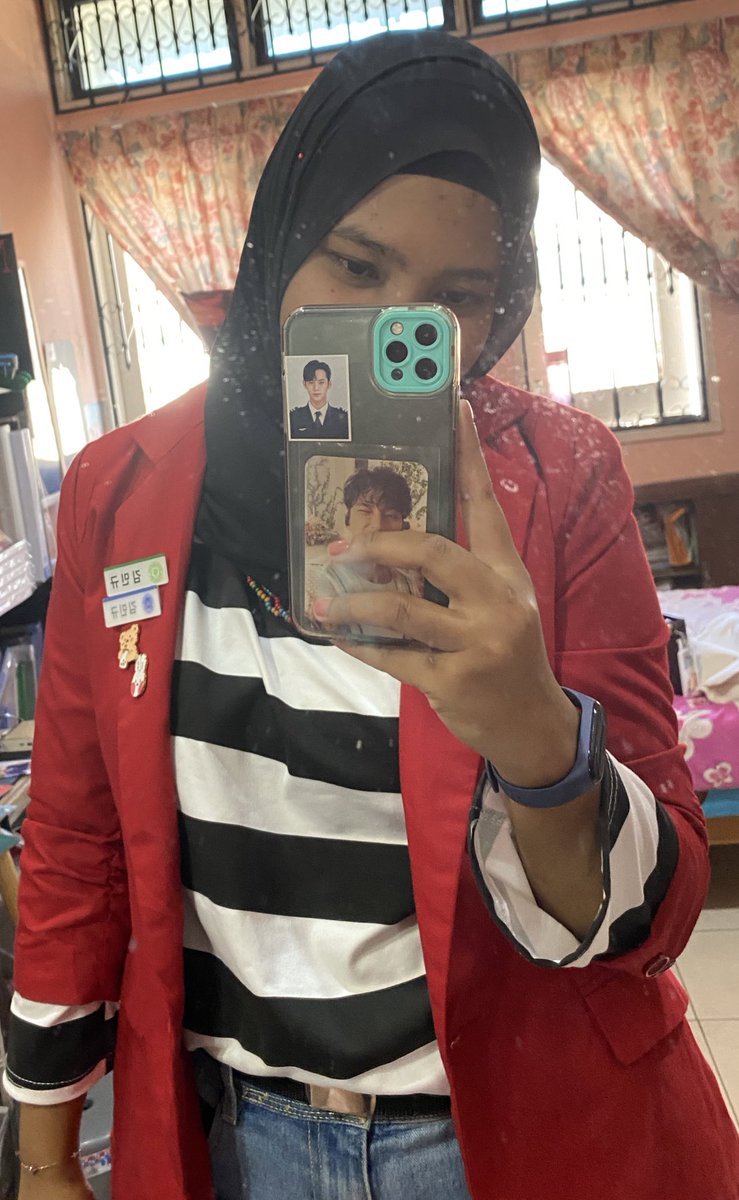 nazjiya's tweet photo. When #lightaflamewithgyu has a dresscode and I wore it, but i look more like a AirAsia ticketing service 🥲😭 Selamat Datang ke AirAsia, boleh saya bantu? NAURRRRR https://t.co/vRB7Oz8ldU