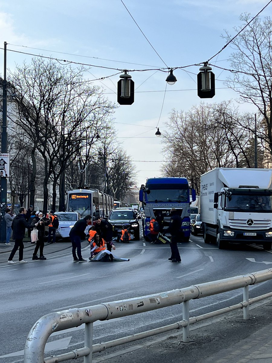 TvEinsatz's tweet photo. #w2003 Lage am Ring beinahe wieder aufgelöst. https://t.co/ocfeUhmfEb