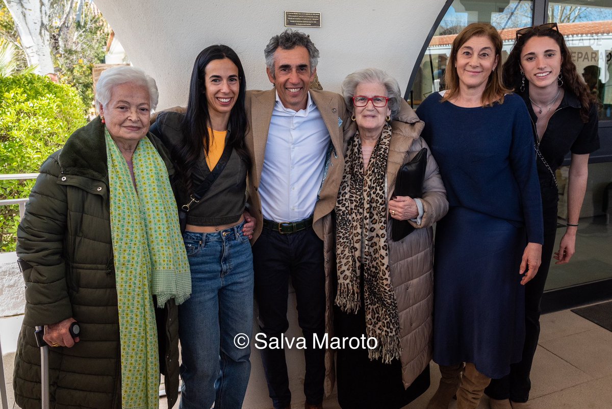 SalvaMaroto3's tweet photo. Del homenaje que @HipodromoMadrid le hizo en el día de ayer a Jose Luis Martinez 🧙♂️, me quedo con 4 momentos que comparto con vosotros.
1️⃣ Arropado por sus compañeros
2️⃣ Rodeado por su familia
3️⃣ Felicitado por sus amigos
4️⃣ Ovacionado por su afición
#MagicMartinez https://t.co/dwbulkcAPS